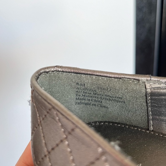 TRADITION Metallic Ballet Bow Flats. - Picture 12 of 12